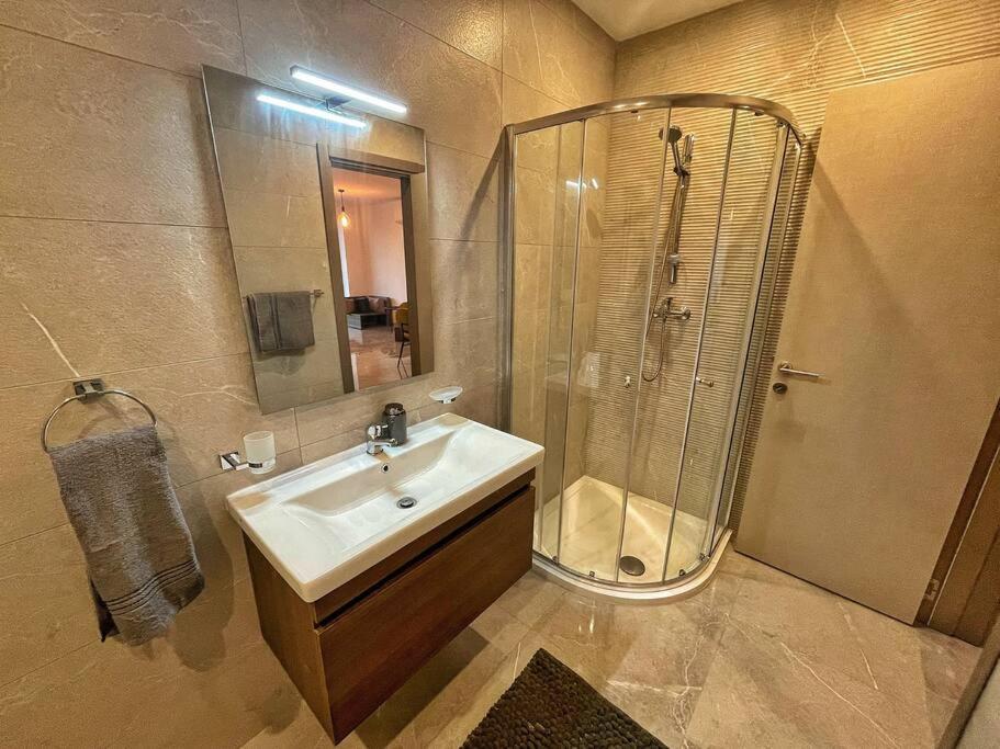 Modern 1 Bedroom Apartment 400M Away From The Sea เซนต์พอลส์เบย์ ภายนอก รูปภาพ