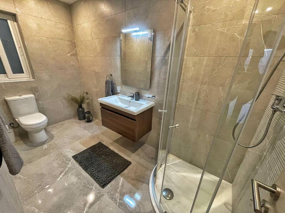 Modern 1 Bedroom Apartment 400M Away From The Sea เซนต์พอลส์เบย์ ภายนอก รูปภาพ