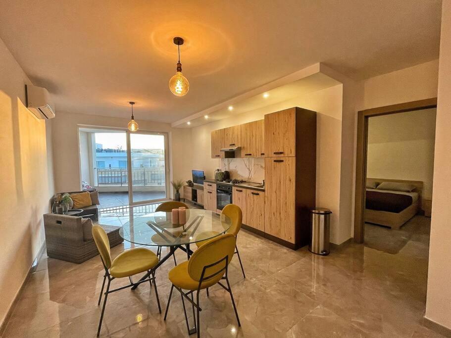 Modern 1 Bedroom Apartment 400M Away From The Sea เซนต์พอลส์เบย์ ภายนอก รูปภาพ