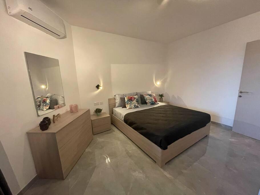 Modern 1 Bedroom Apartment 400M Away From The Sea เซนต์พอลส์เบย์ ภายนอก รูปภาพ